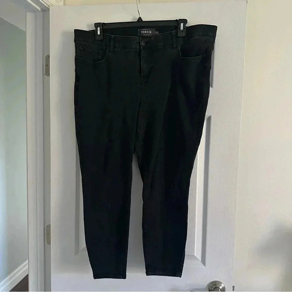 Size 24S Torrid Bombshell Skinny Jean - Super Soft Washed Black - Picture 2 of 6